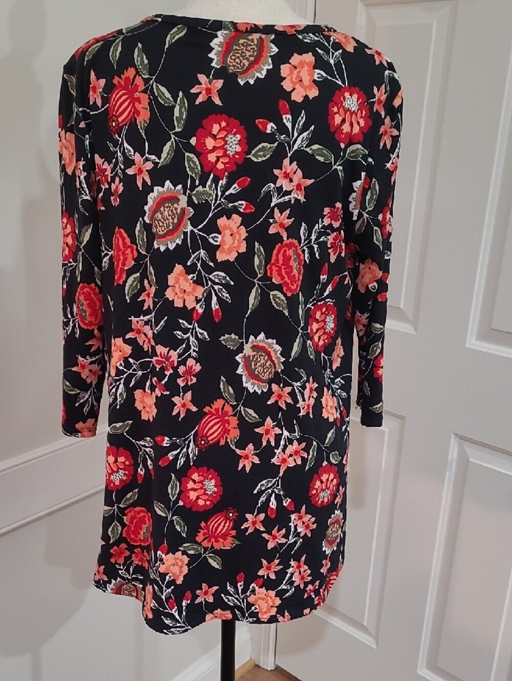 Misia Black Floral Keyhole Tunic Top - Red & Peach Flowers - Size M - Picture 5 of 7